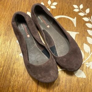 Women's chocolate brown suede MERRELL ballet flats. Size 10
